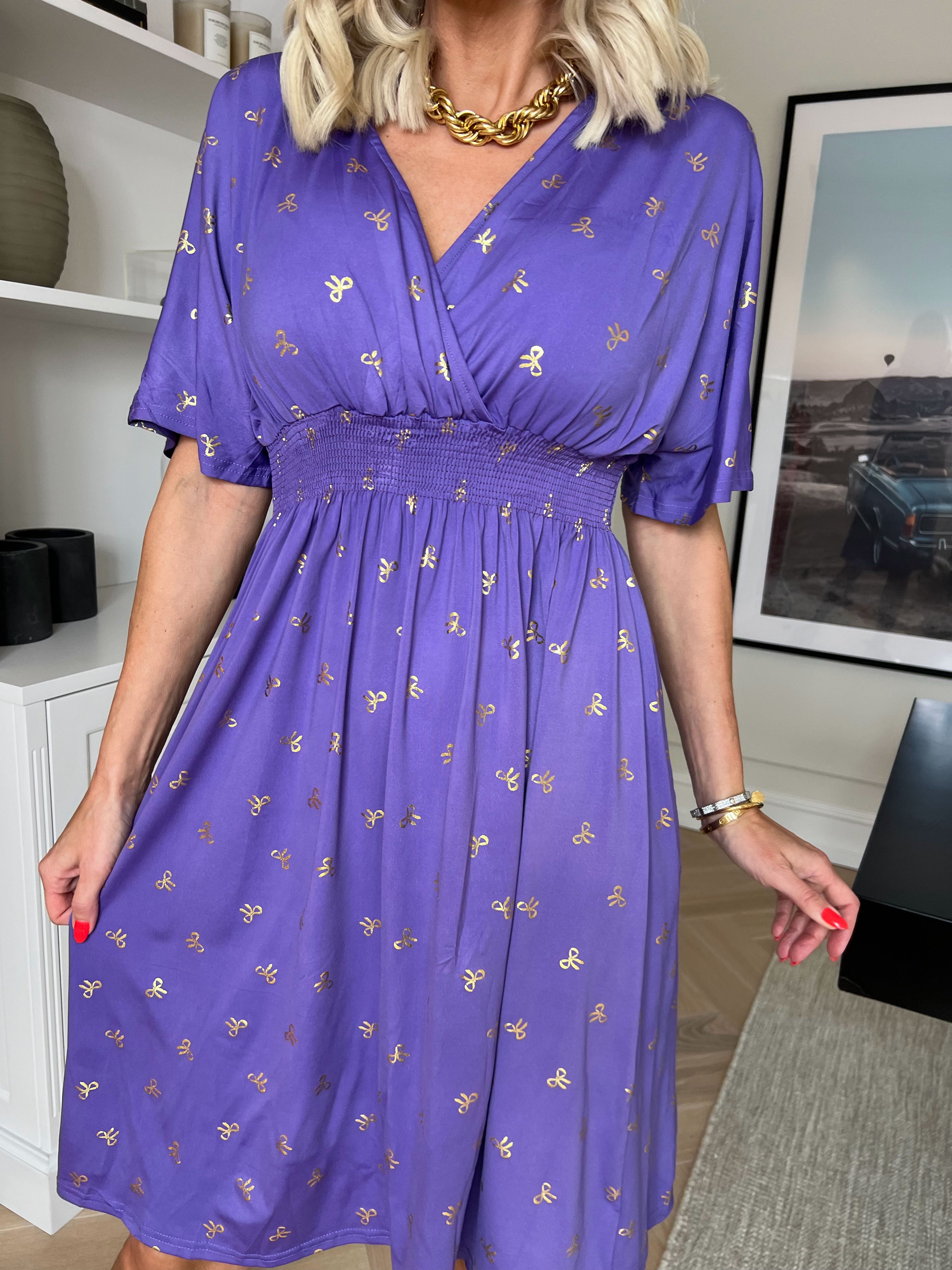 Pams Gold Bow Short - Elastisk kjole med smock i livet og fine guld sløjfer